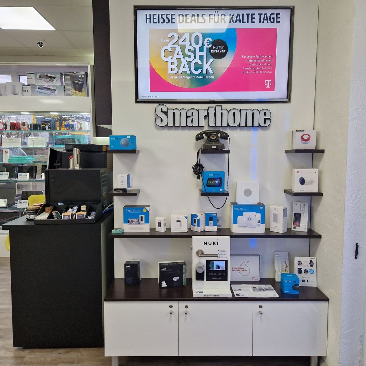 Verkaufsraum von TWT Digital in Wenden mit Smartphones und Smart-Home-Produkten